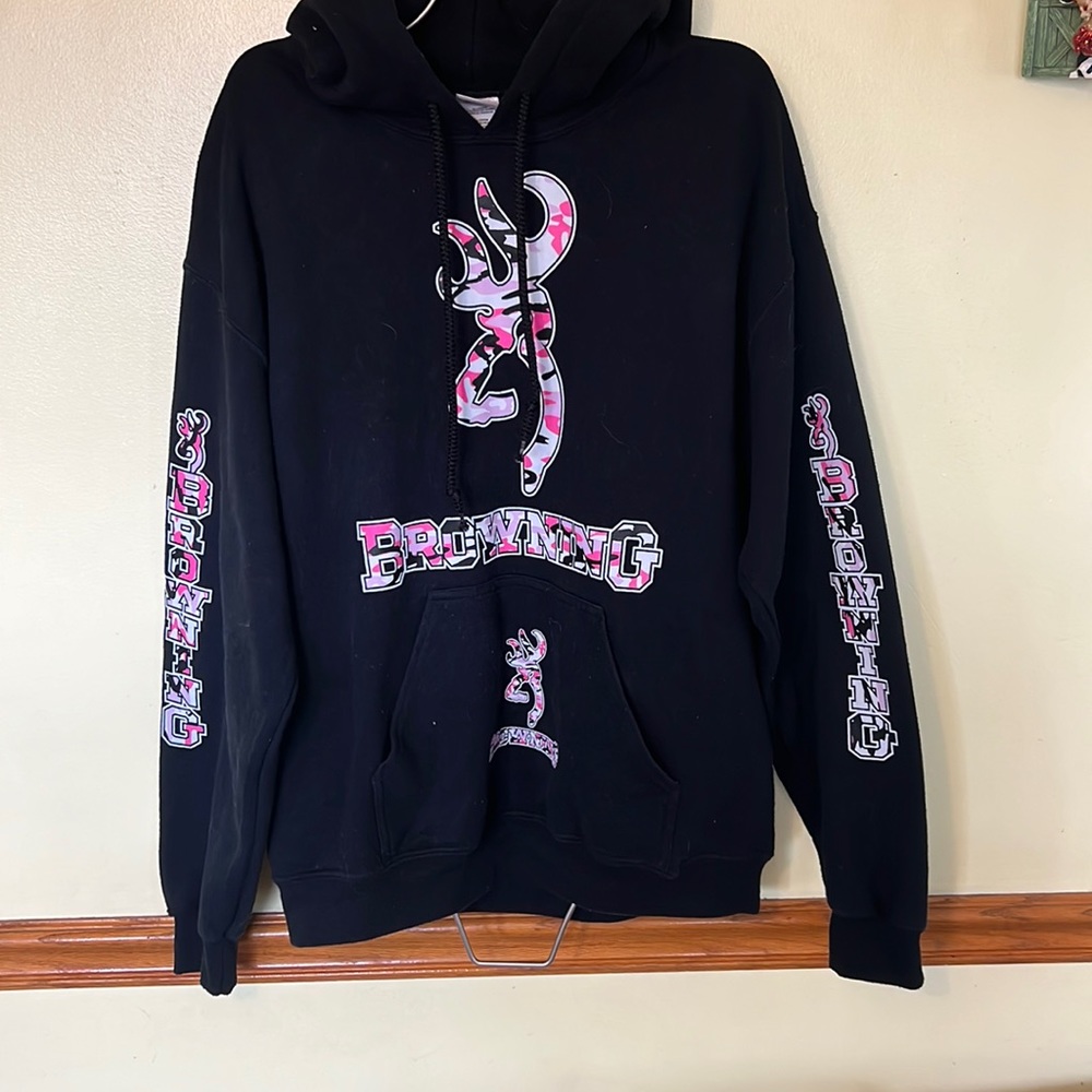 Browning screen print hoodie. Size: M Gildan brand with browning camo prints